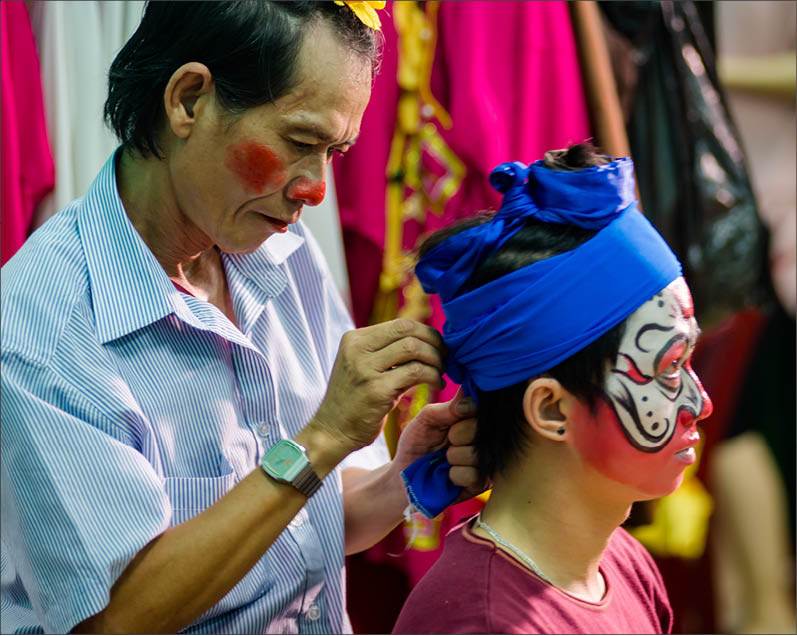 Nét độc đáo của tuồng Huế là mặt nạ tuồng với 3 màu chủ đạo: đen, đỏ, trắng