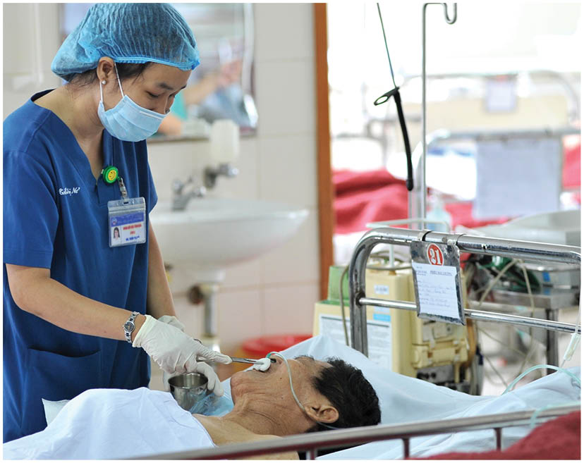 Tầng 6 là nơi cứu chữa những bệnh nhân “thập tử nhất sinh”, nên những hoạt động đơn giản nhất như rửa mặt, đánh răng cũng đều “qua tay” những nữ y, bác sĩ
