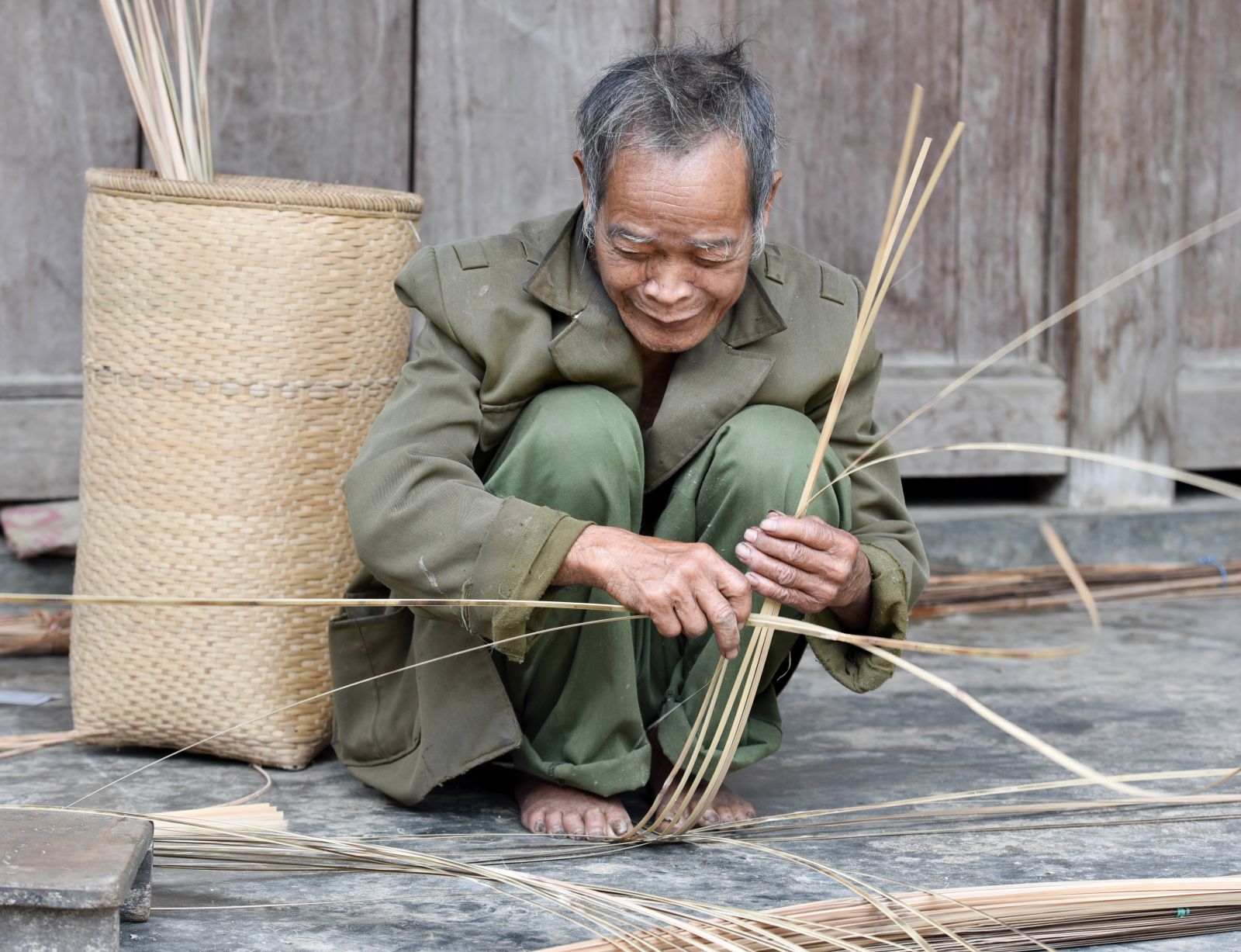 Cleverly arranging rattan strips in detail  