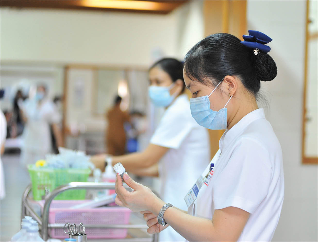 Làm thuốc trước giờ tiêm - công việc thường ngày luôn được các điều dưỡng chuẩn bị chu đáo, cẩn thận