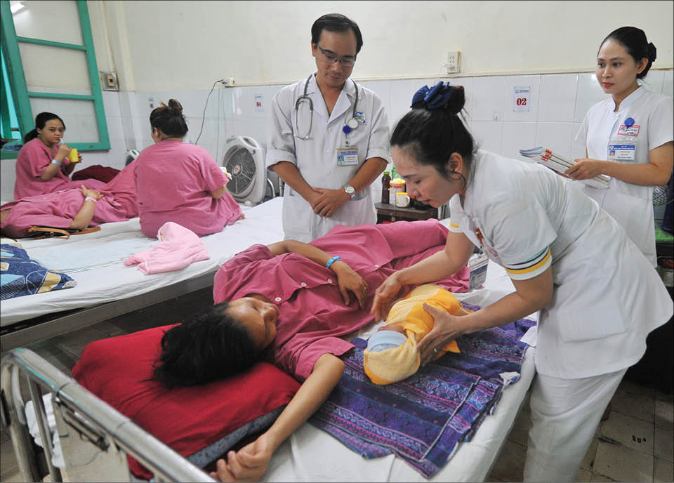 Thăm hỏi, động viên sản phụ