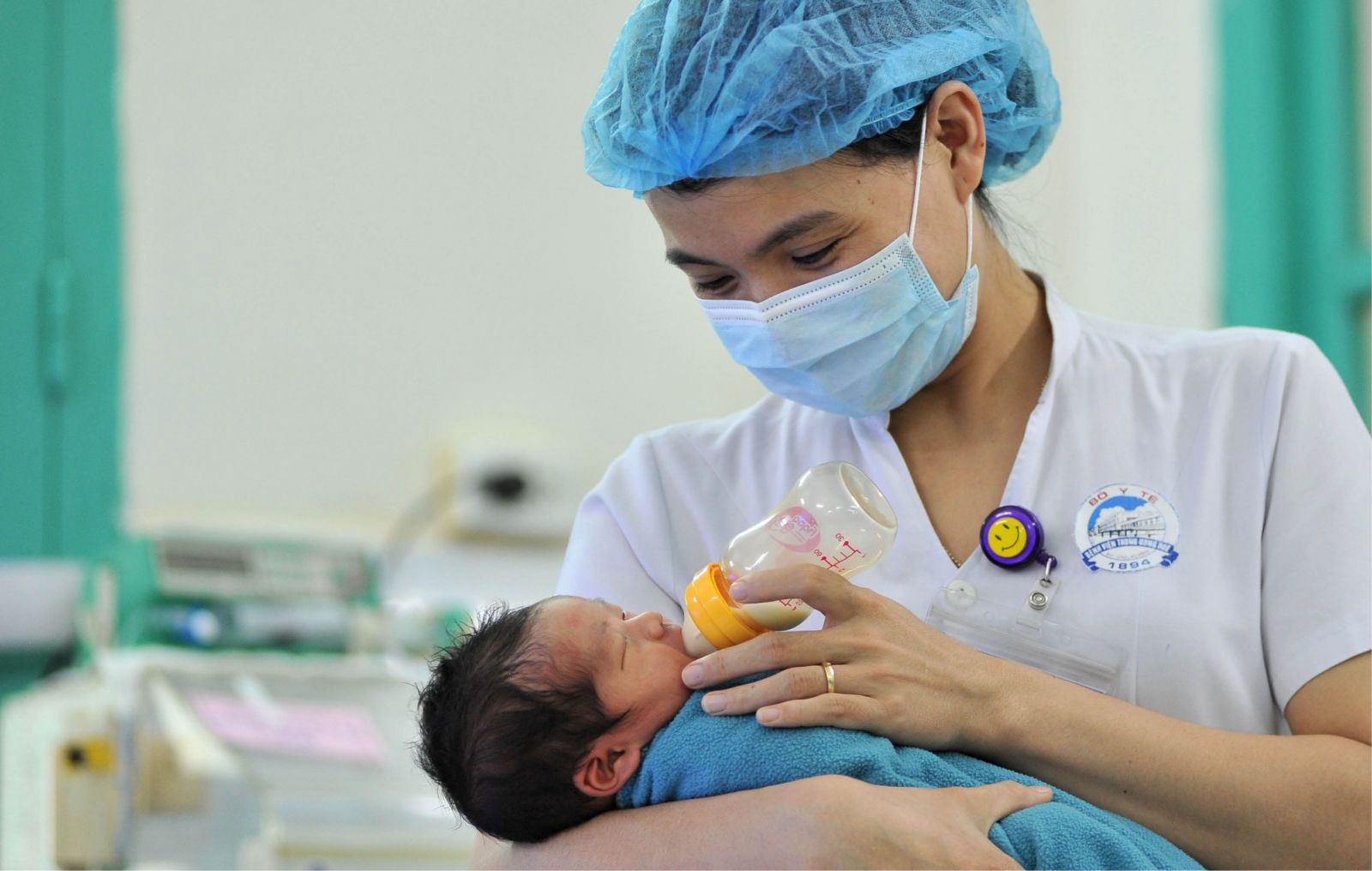 Ân cần, dịu dàng như người mẹ. Ảnh: ĐĂNG MINH