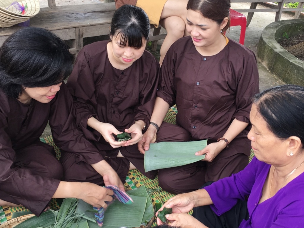 Being fascinating to pack banh loc (tapioca dumplings) with local people and enjoy the self-made products 