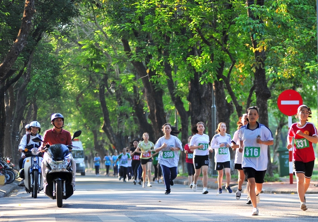 Crossing Doan Thi Diem Street