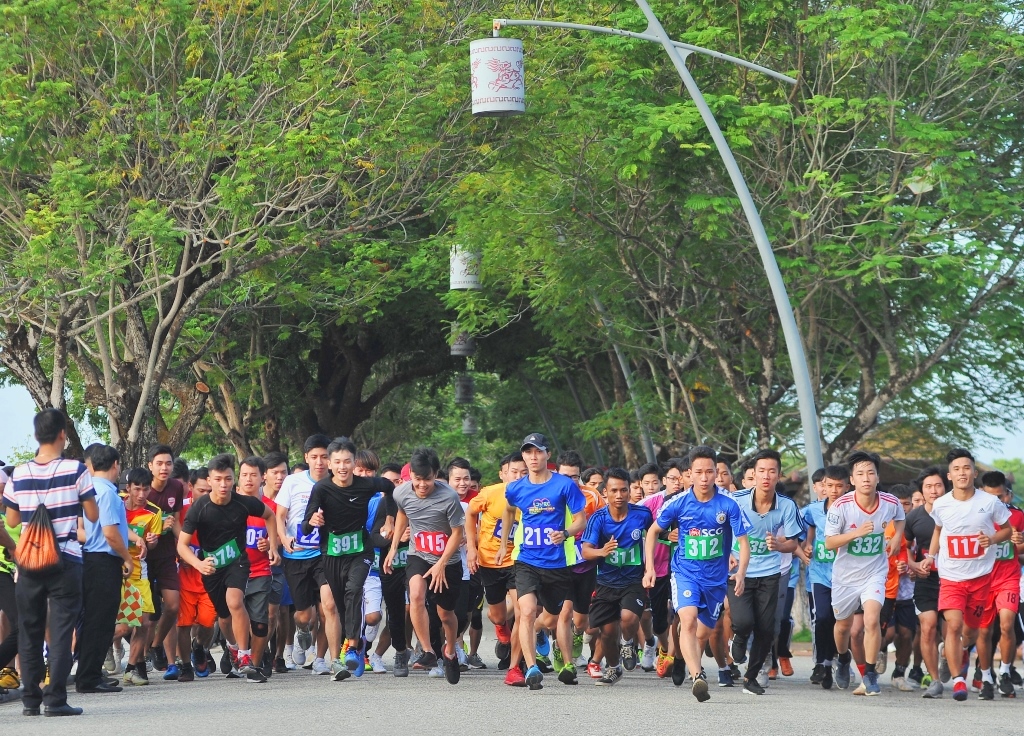 Males content with 4 km run started