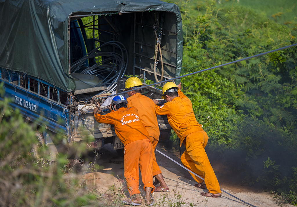 Giúp nhau hoàn thành nhiệm vụ