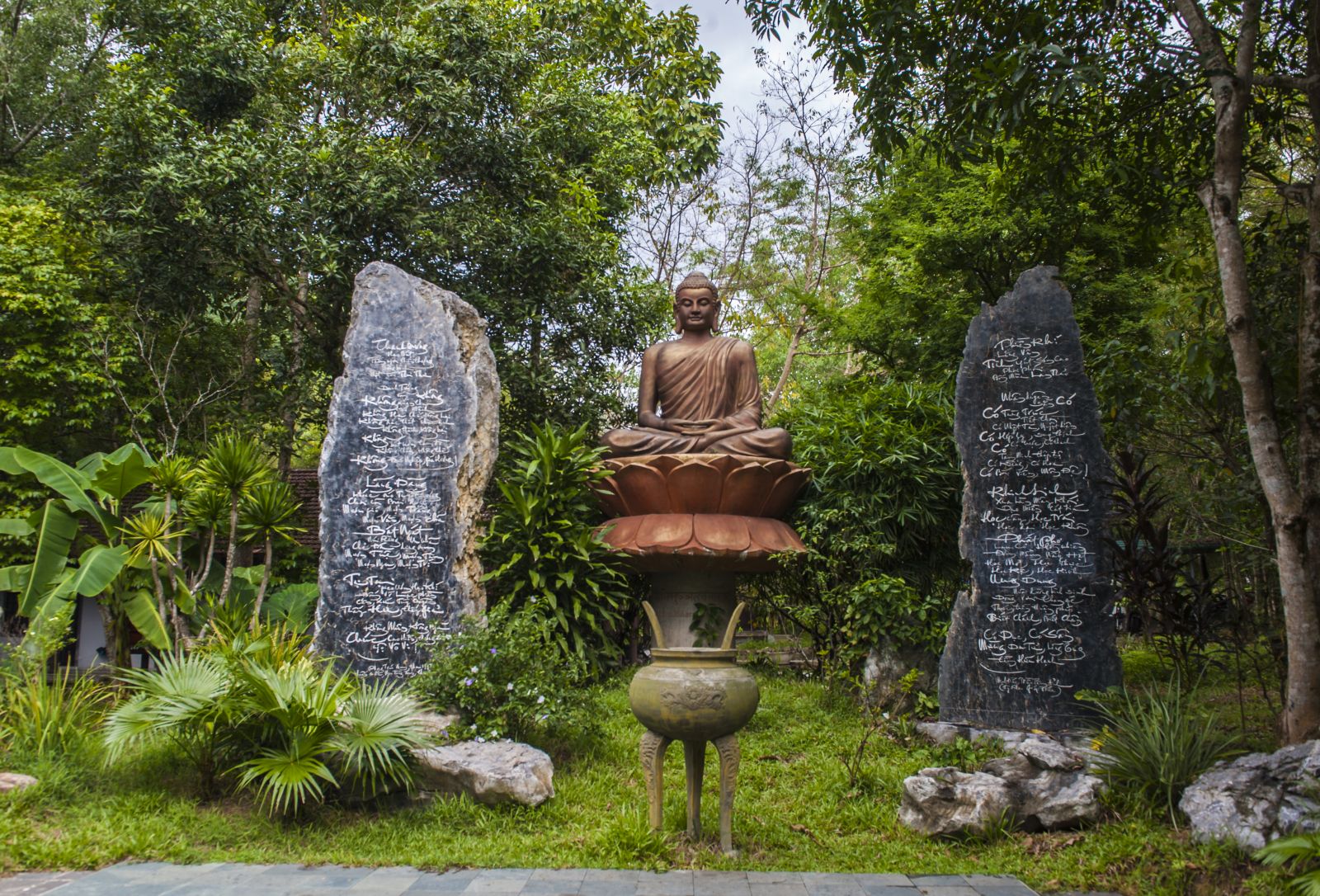 Every place in every corner of the pagoda is decorated with statues of Buddha, harmonious with nature