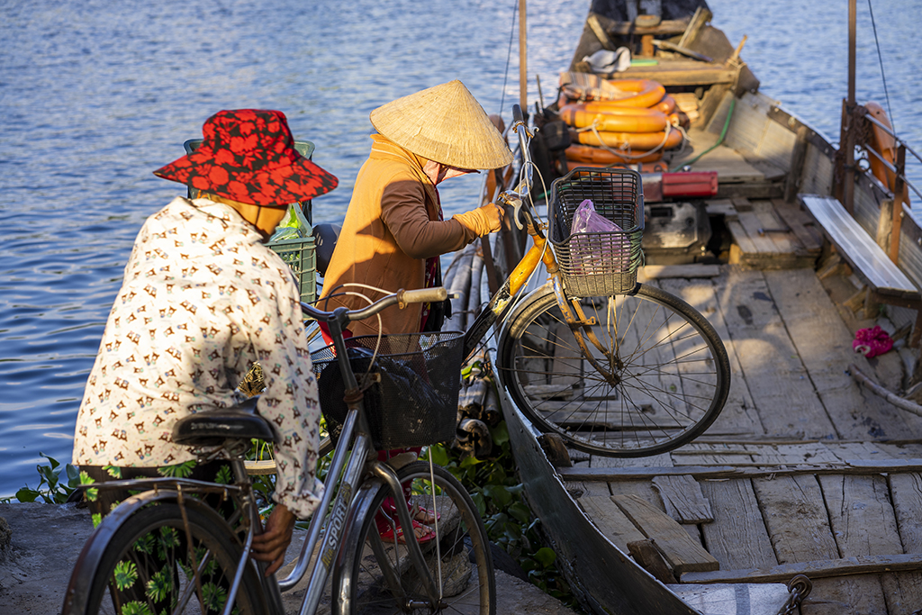 Những chuyến đò kết nối đôi bờ