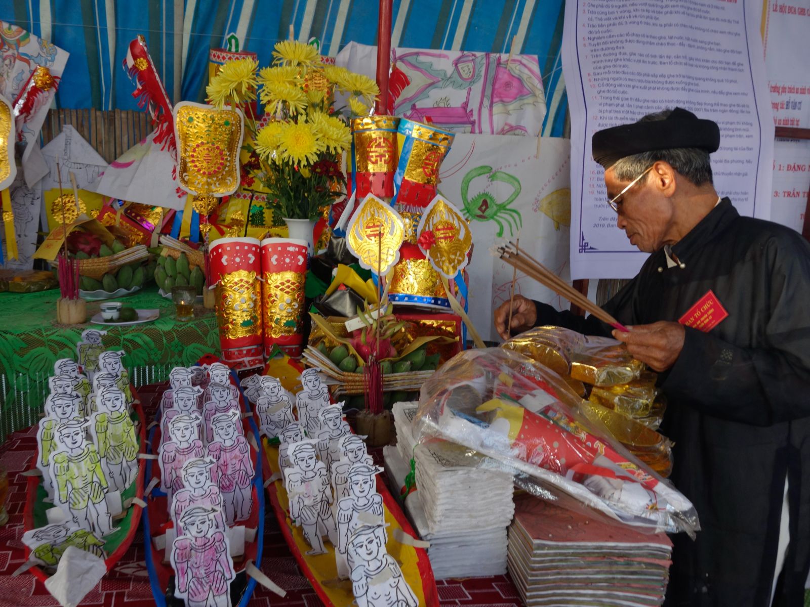 From early in the morning, elders in the village held a worshiping ceremony before the festival began