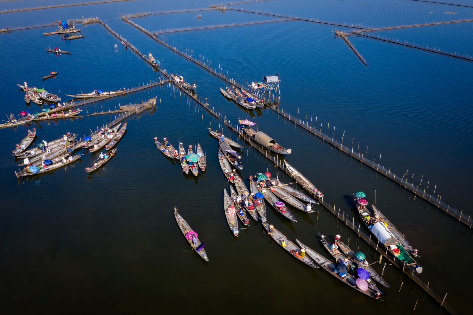 On the lagoon, people also followed on boats to cheer for their teams