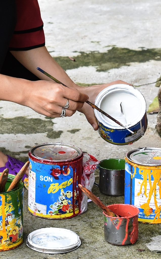 Before drawing, the teachers mix the colors to have the right 