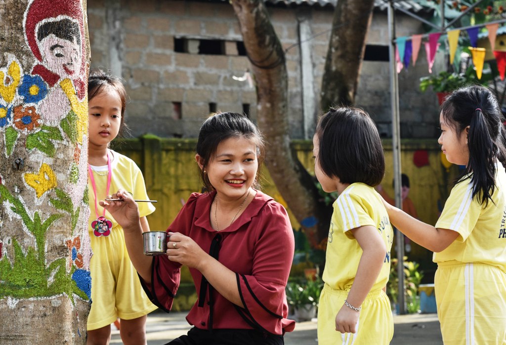 The children both having fun and learning the lively fairy tales in the school yard.