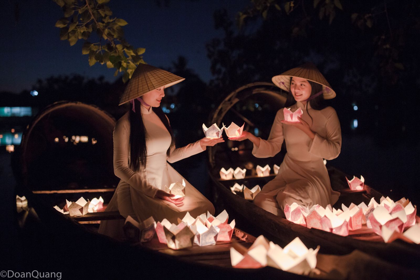Hue girls release paper flower lanterns to pray for peace