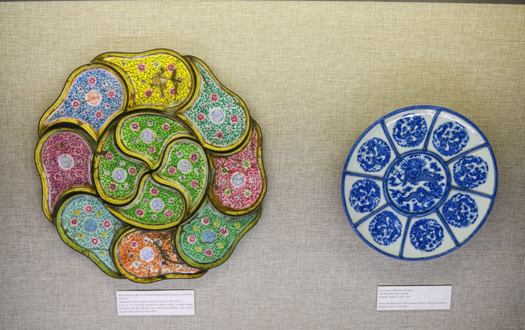 Set of 12 painted enamel plates in peach shape decorated with the word Tho (Longevity) and in Vien Long style