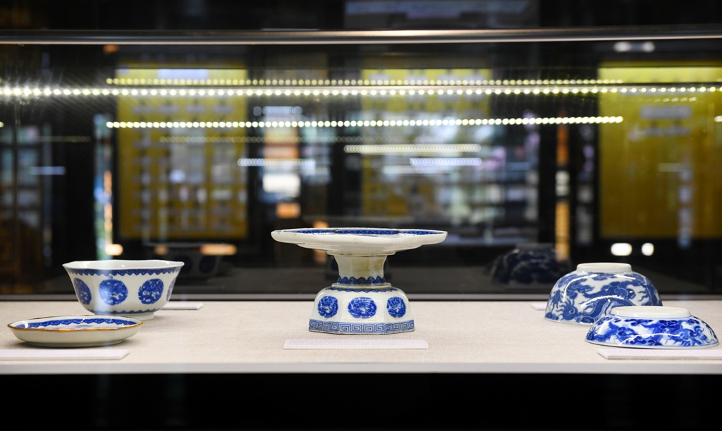 Royal household items decorated in Vien Long style