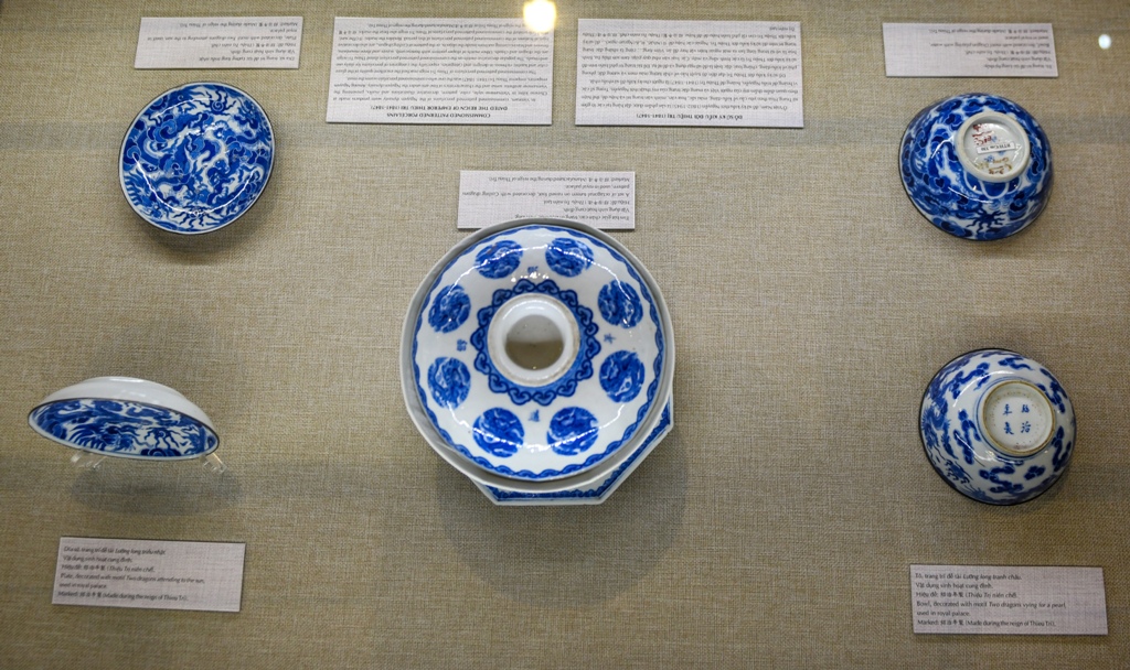 The main decorations of household items in Hue royal court are delicate dragon figures