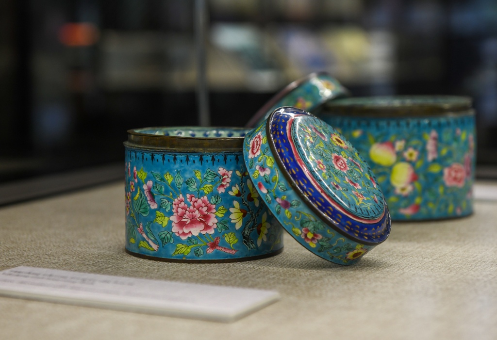 Betel nut box with leaf and flower decorations