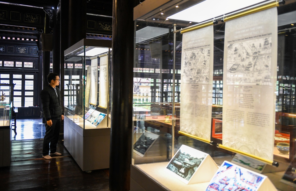 The exhibition attracts domestic and foreign visitors to explore and admire the antiques