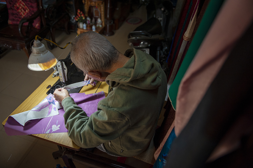 Assembling the body of ao dai is the most important stage