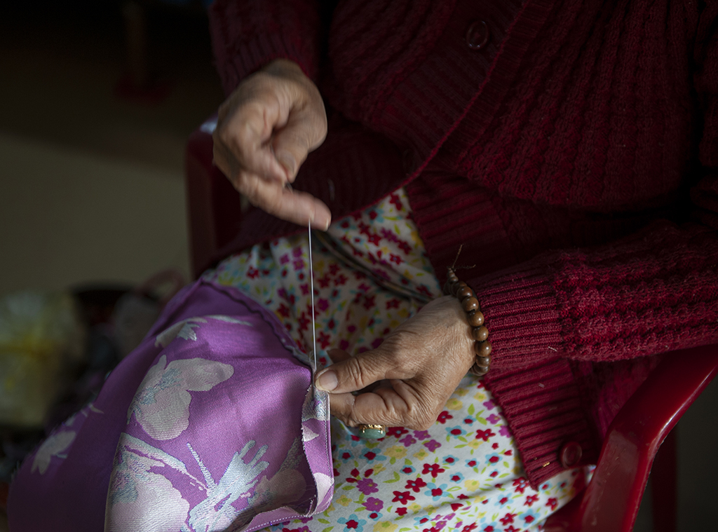 Binding lap of ao dai by hand
