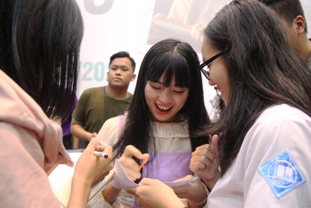 Tra Long has a bright smile in real life when interacting with the children