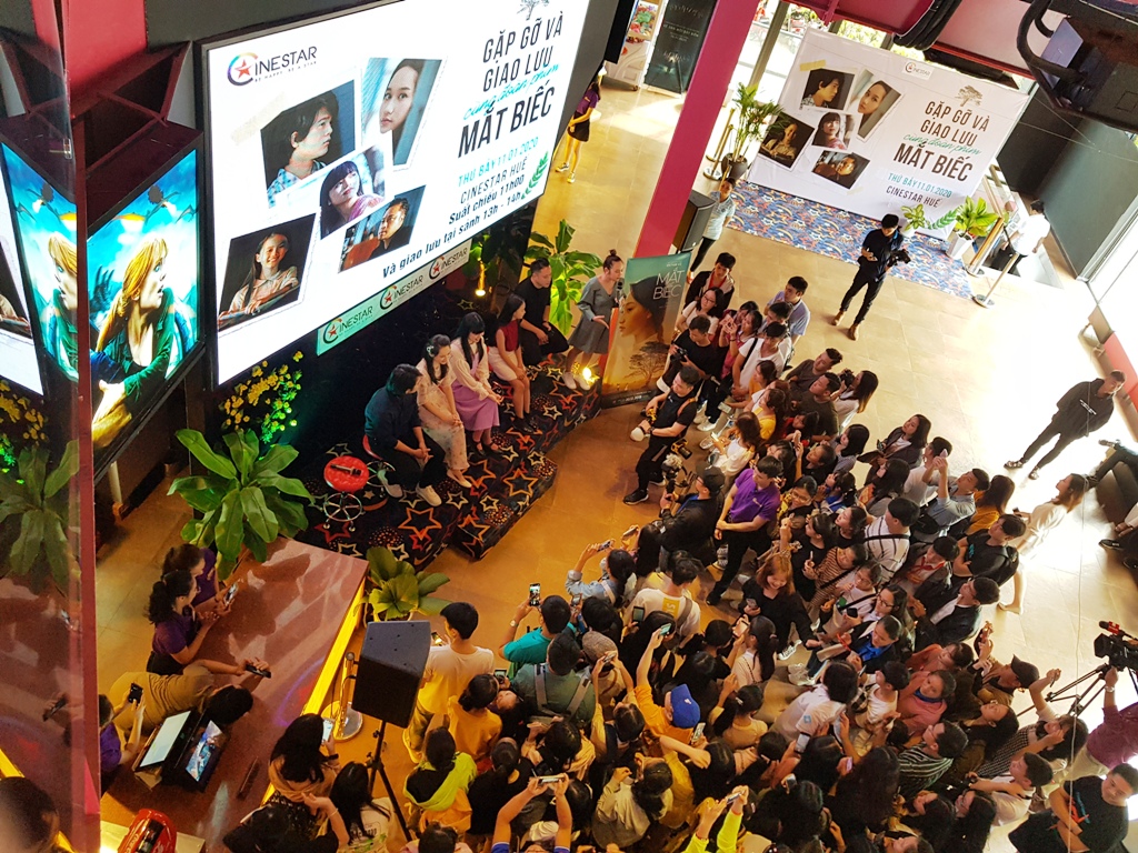 A lot of viewers came to interact with the Dreamy Eyes cast and crew