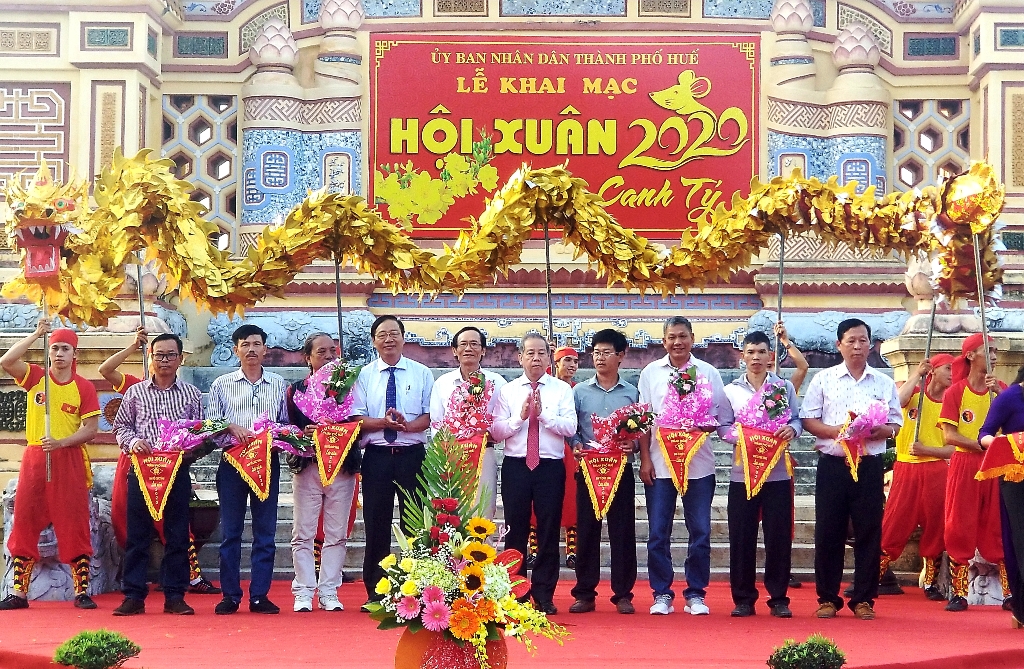 Provincial and Hue city leaders presenting flowers and souvenir flags to the units participating in the Spring Festival 2020