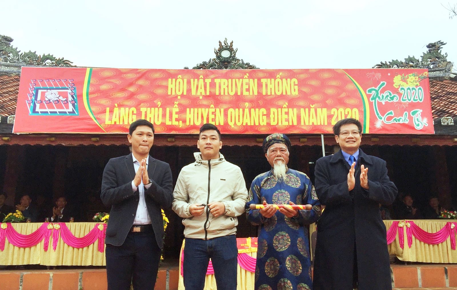 The Organizing Board gave drum and whistle to Thu Le village's seniors and the referees before the opening ceremony
