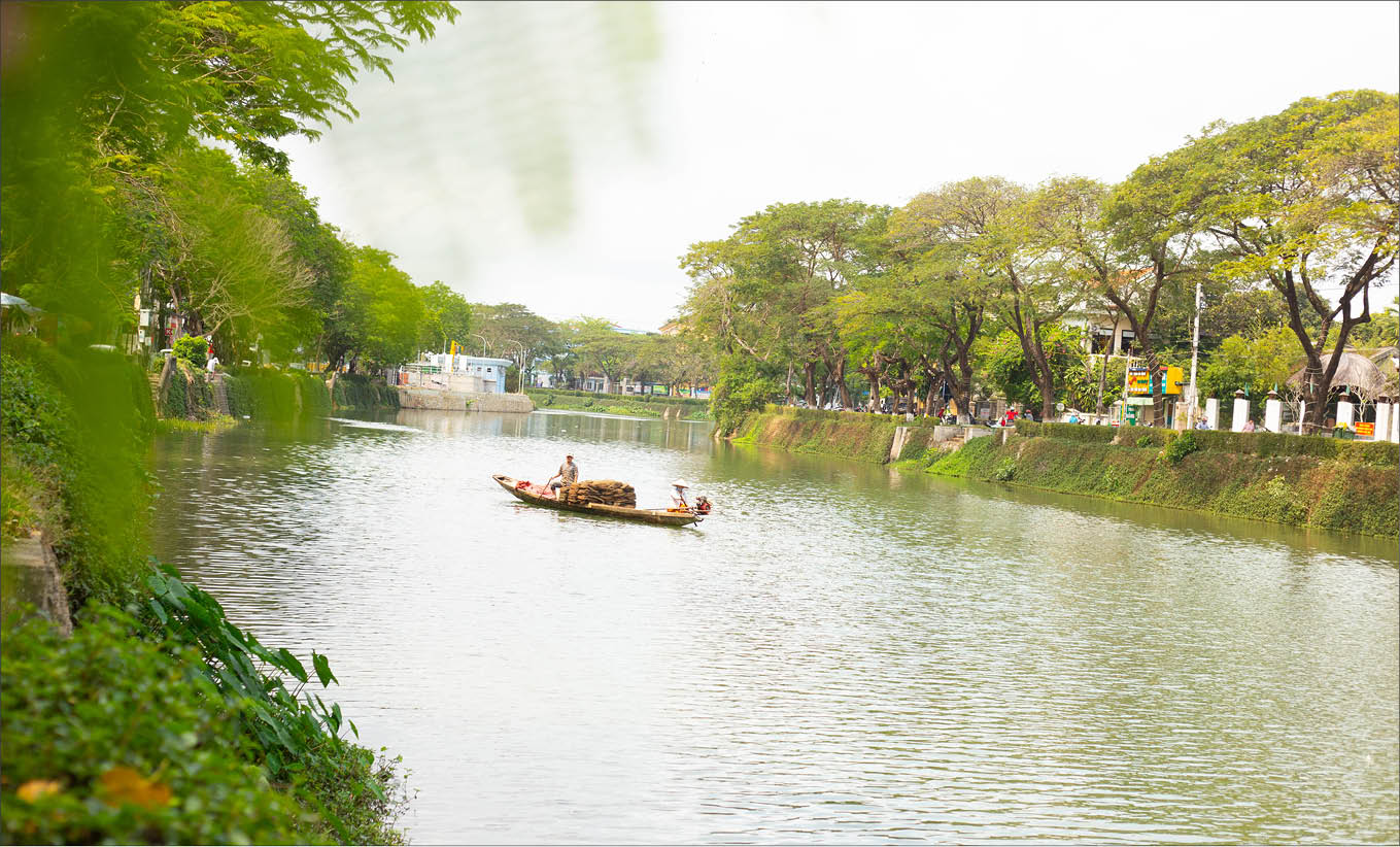 An Cuu river and An Hien garden house - 2 new “check-in” locations after the hot movie “Royal Bride 3” recently