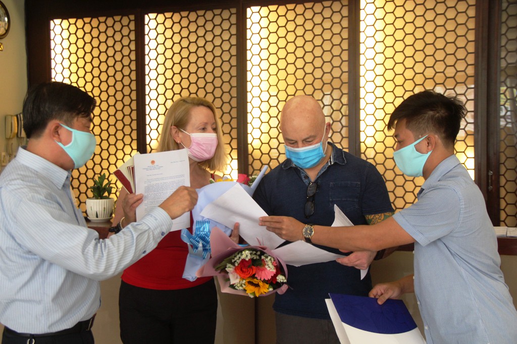 The representative of the Department of Tourism and the local authority handing over the letter of the Chairman of the Provincial People's Committee and the certificate of quarantine completion.