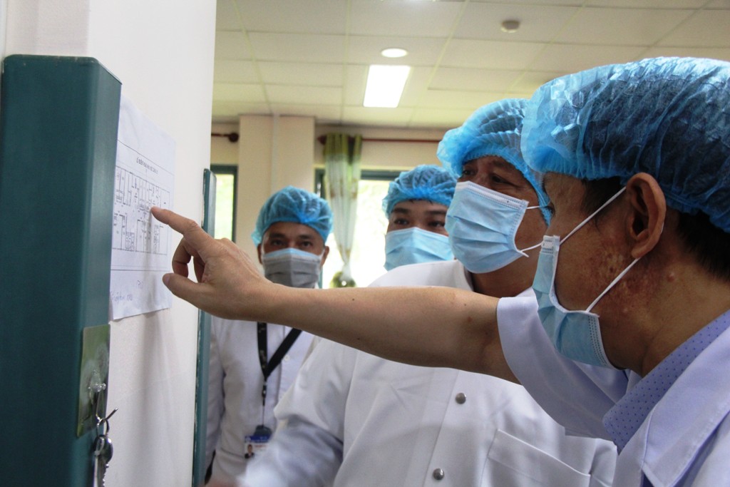 Assoc. Prof. Dr. Nguyen Truong Son - Deputy Minister of Health (second right) talking with the leaders of Hue Central Hospital 2, which is designated for isolating and treating patients infected with COVID-19