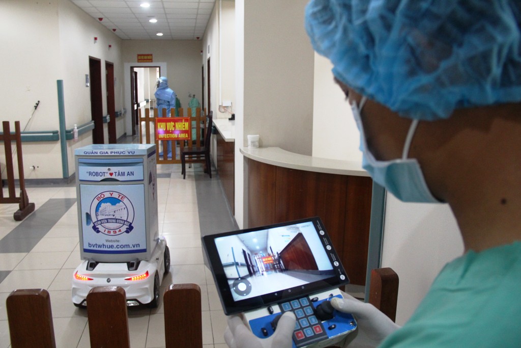 The Ministry of Health checking the isolation and treatment at Hue Central Hospital 2 on the afternoon of 18/3