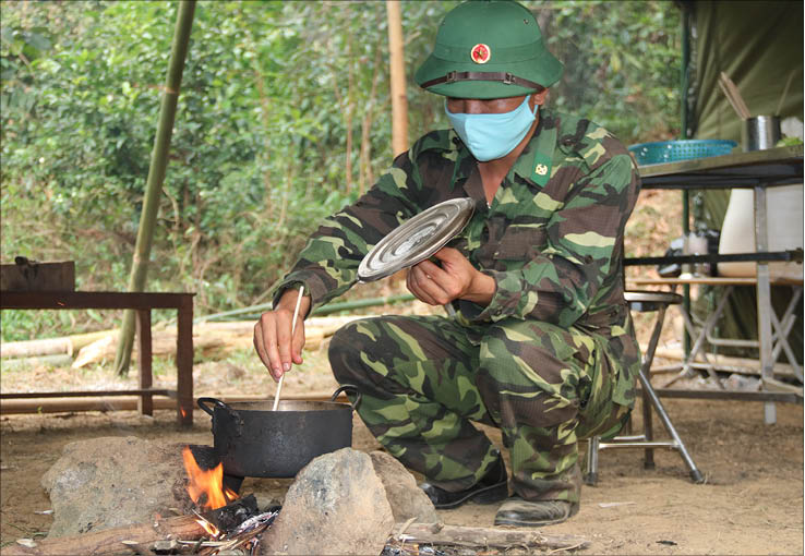 Arranging stones and making fire for cooking in the mountains