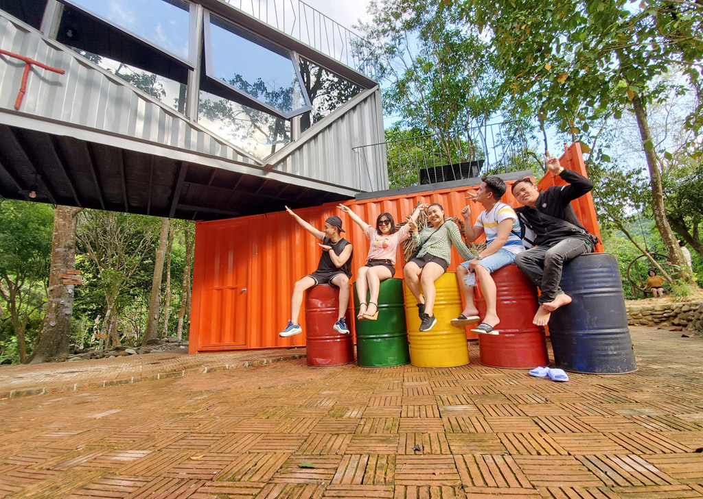 After moments of strict adherence to safety when entering Eco YesHue Thac Mo (Nam Dong), visitors have a good time with friends