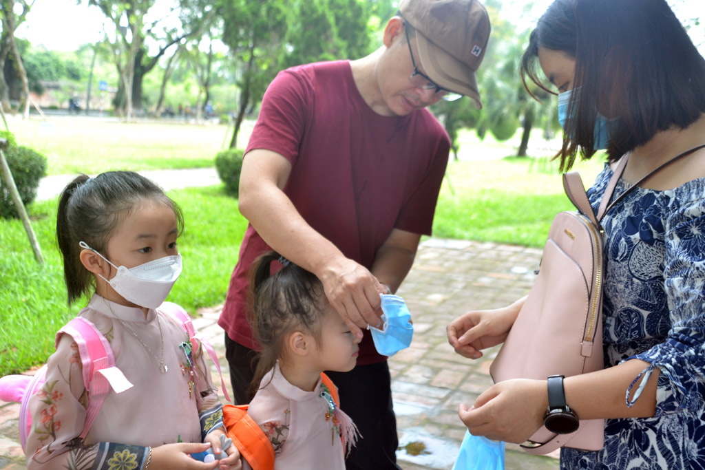 Tourists comply with regulations when wearing masks before visiting the sights
