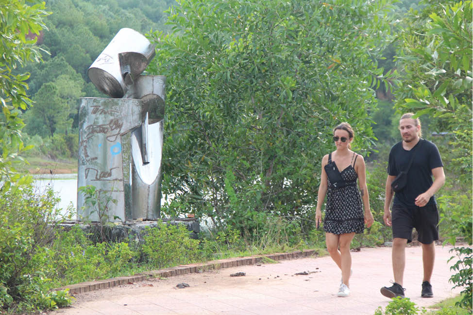 Homestay tourism in A Luoi is also a good idea in this season