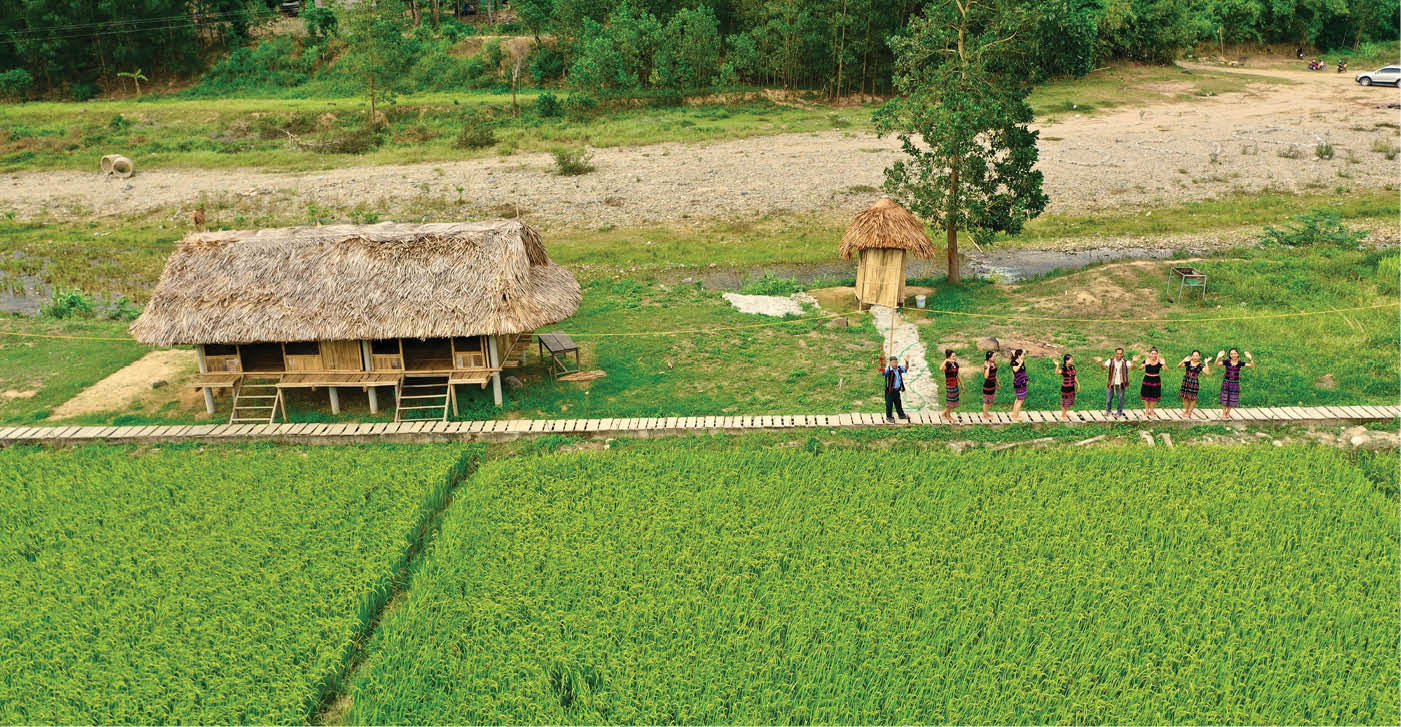 Homestay tourism in A Luoi is also a good idea in this season