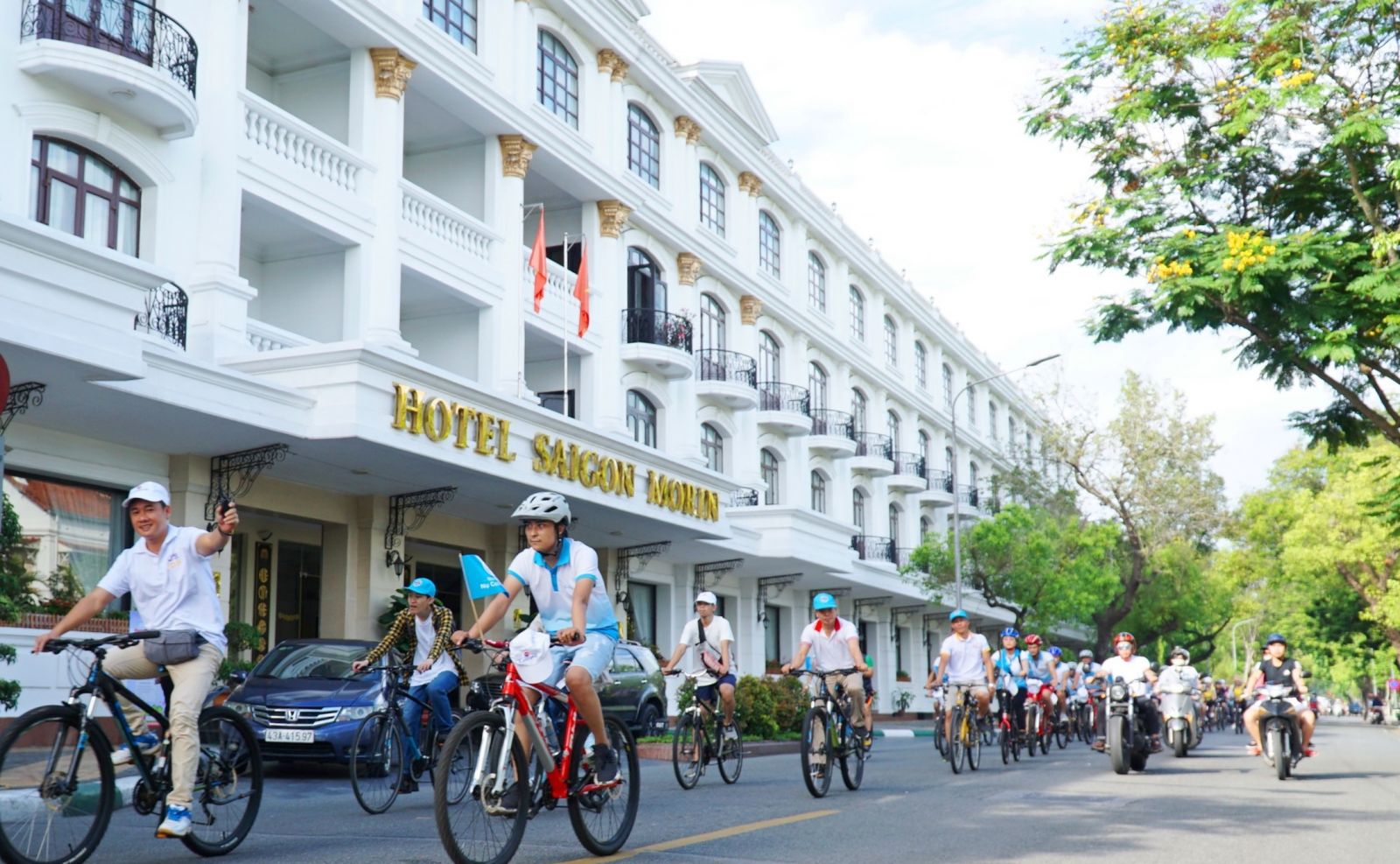 After crossing Phu Xuan Bridge, the delegation turning left to Le Loi Street and finishing the journey in February 3 Park