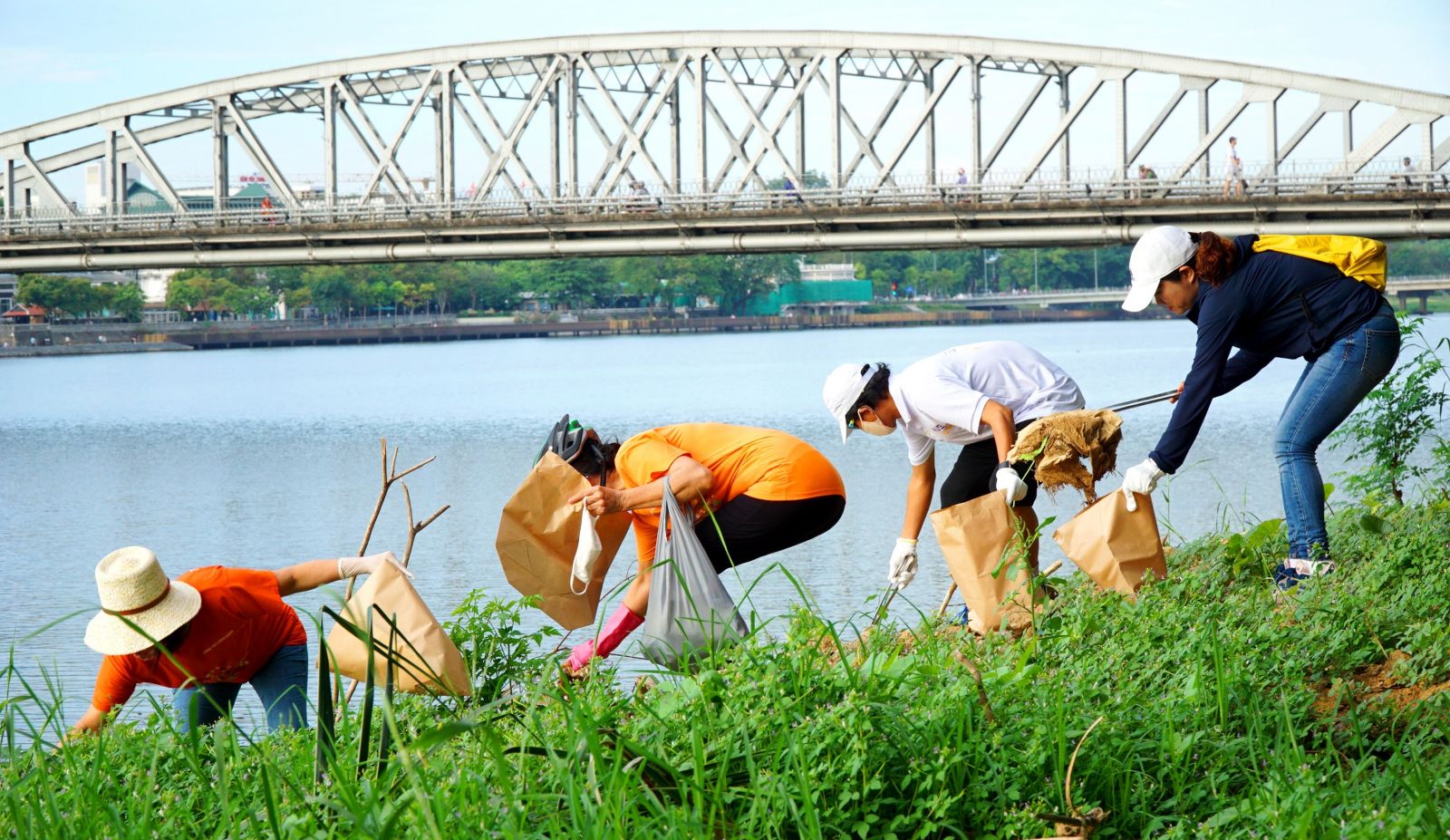 After cycling through Truong Tien Bridge, the delegation stopped to collect garbage at Chuong Duong wharf ...