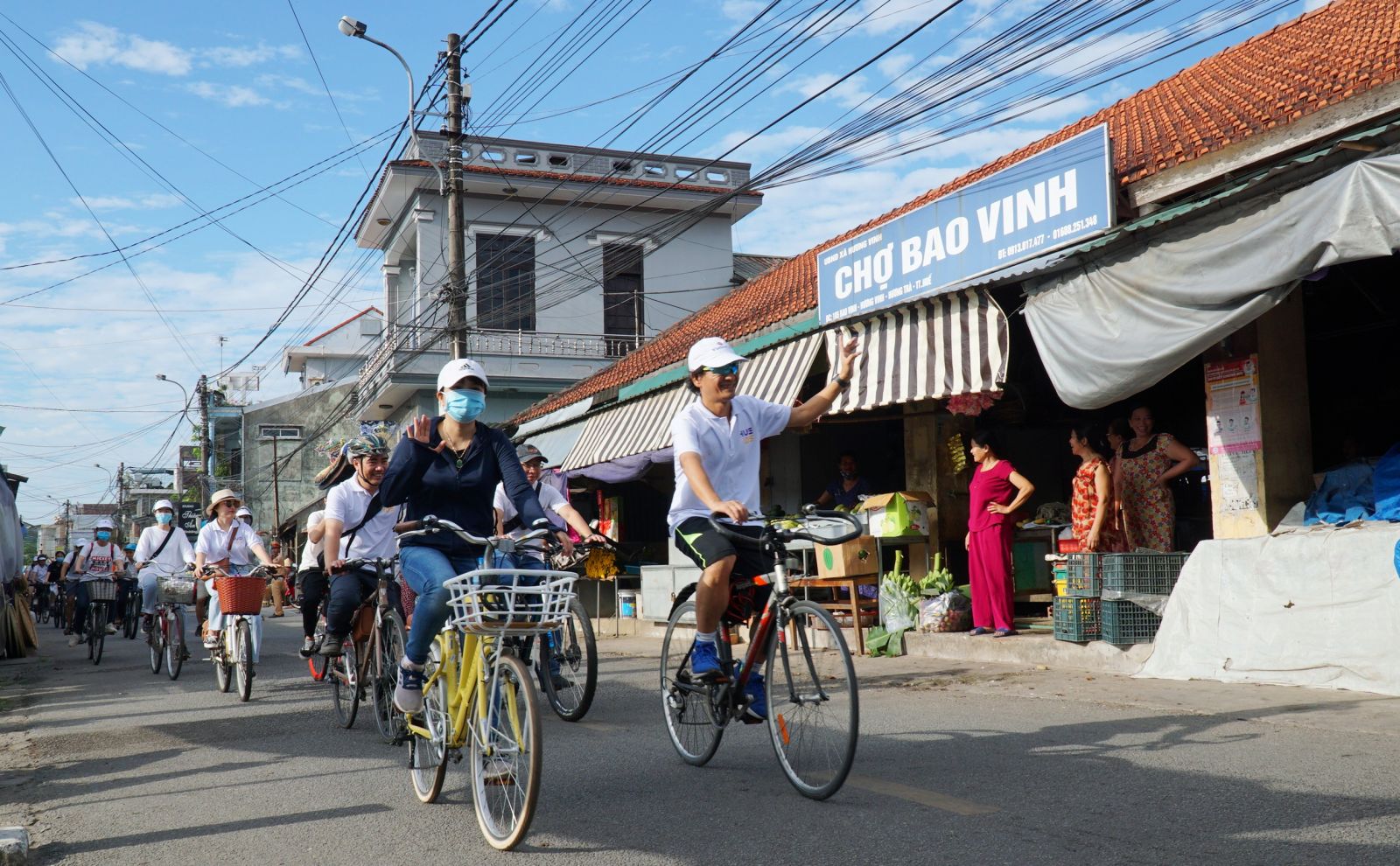 At the end of the collecting garbage activity, the delegation continued cycling through routes to spread the cycling movement