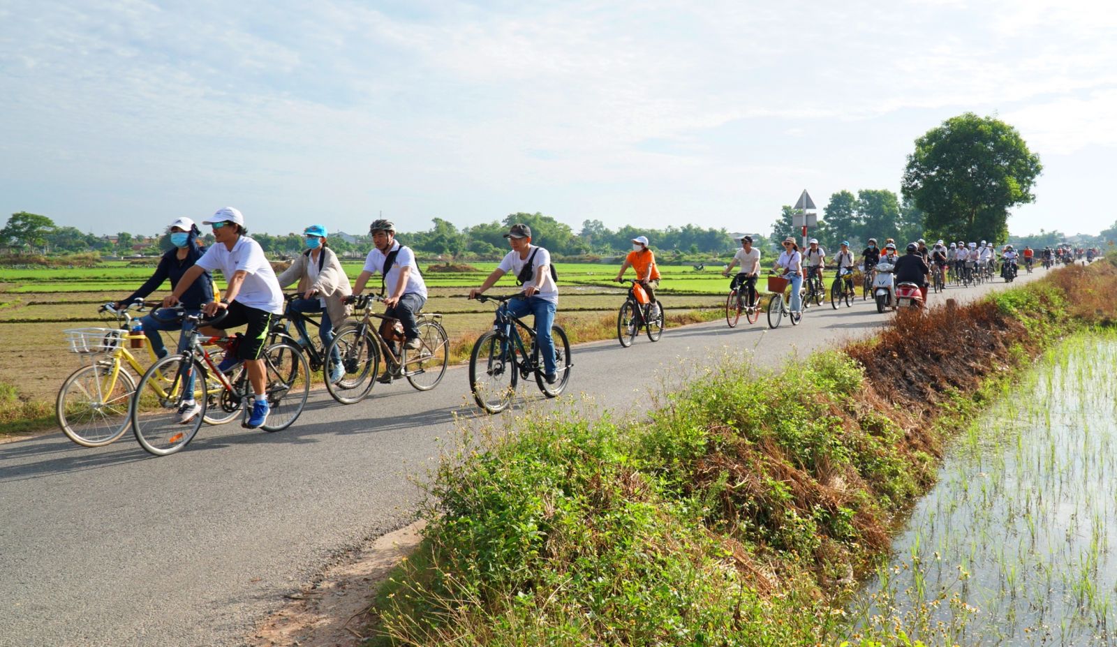 Enjoying the fresh air while passing through the fields in Bao Vinh