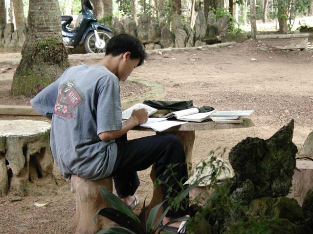 Tìm đến chùa để ôn thi