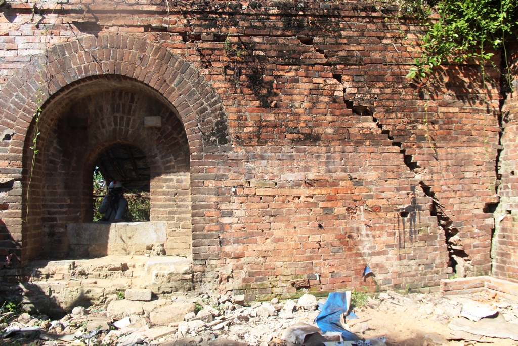 The first gate was discovered, next to which many layers of bricks show signs of cracking