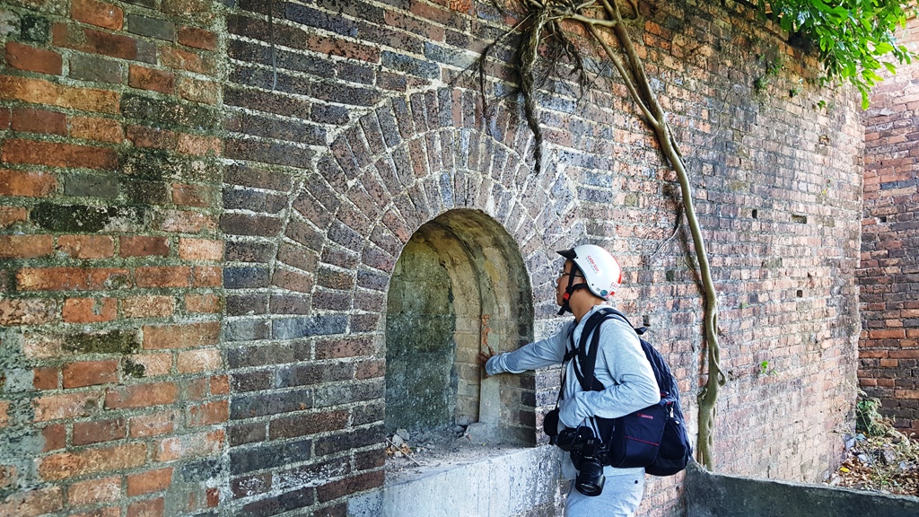 This 2nd gate with details still quite intact