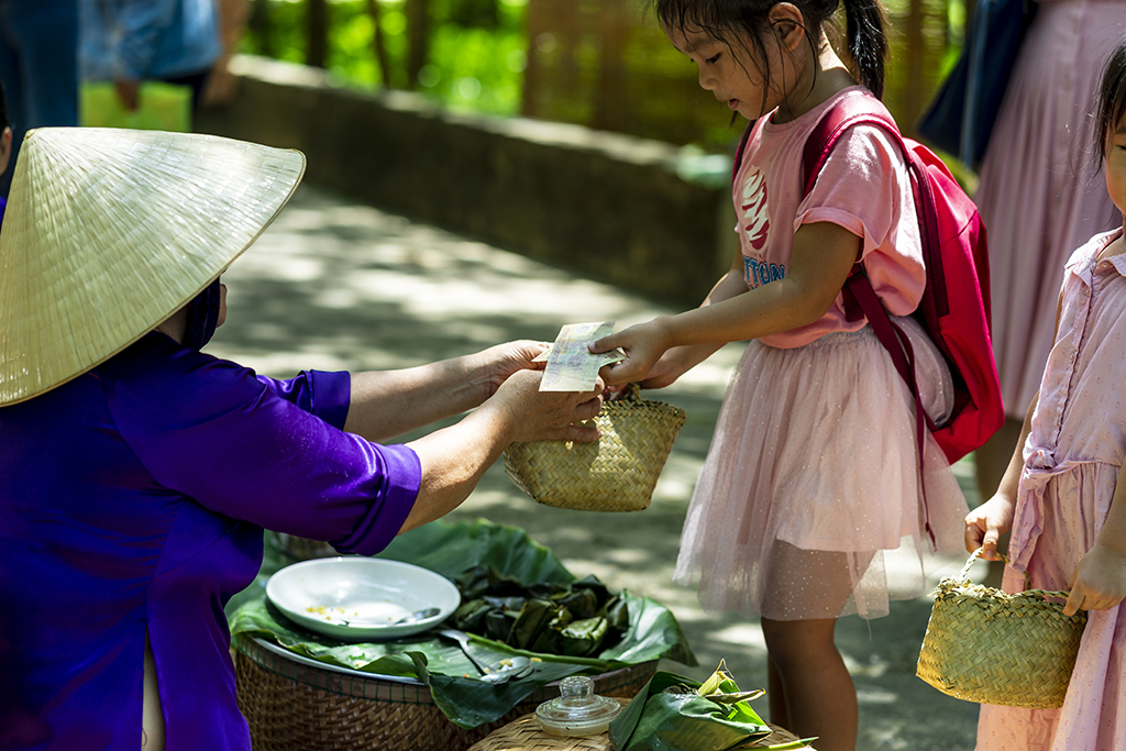 Cakes, fig tea, rice, and sticky rice in lotus leaf are the specialties of Phuoc Tich