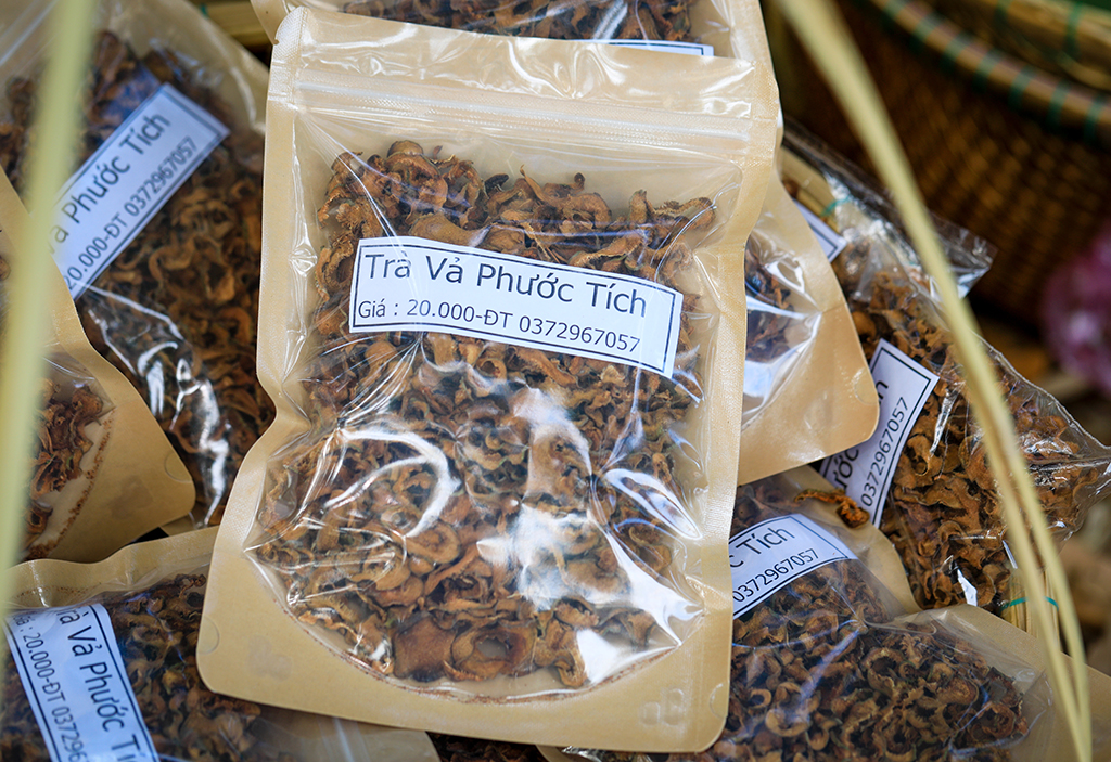 Cakes, fig tea, rice, and sticky rice in lotus leaf are the specialties of Phuoc Tich