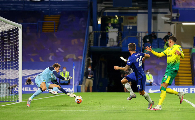 phút bù giờ thứ 3, từ quả tạt của Pulisic, Giroud đã có dịp thể hiện sở trường của mình