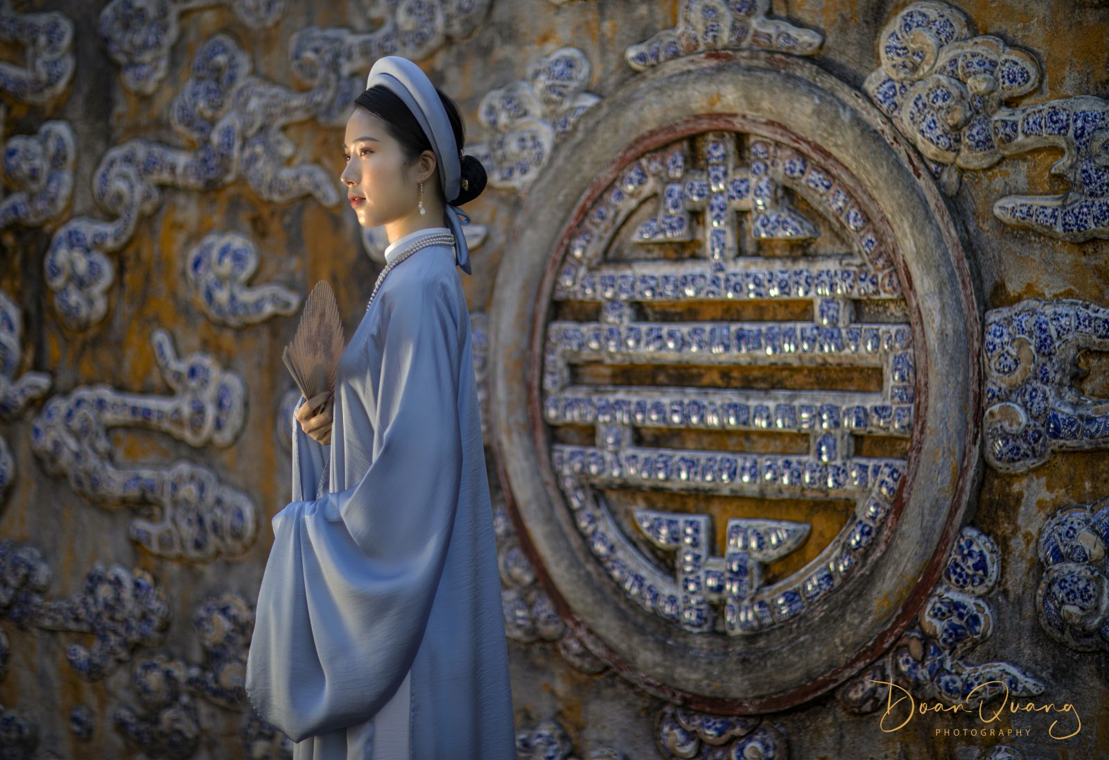 Being graceful in front of the screen between Dien Tho Palace and Truong Sanh - The Imperial City