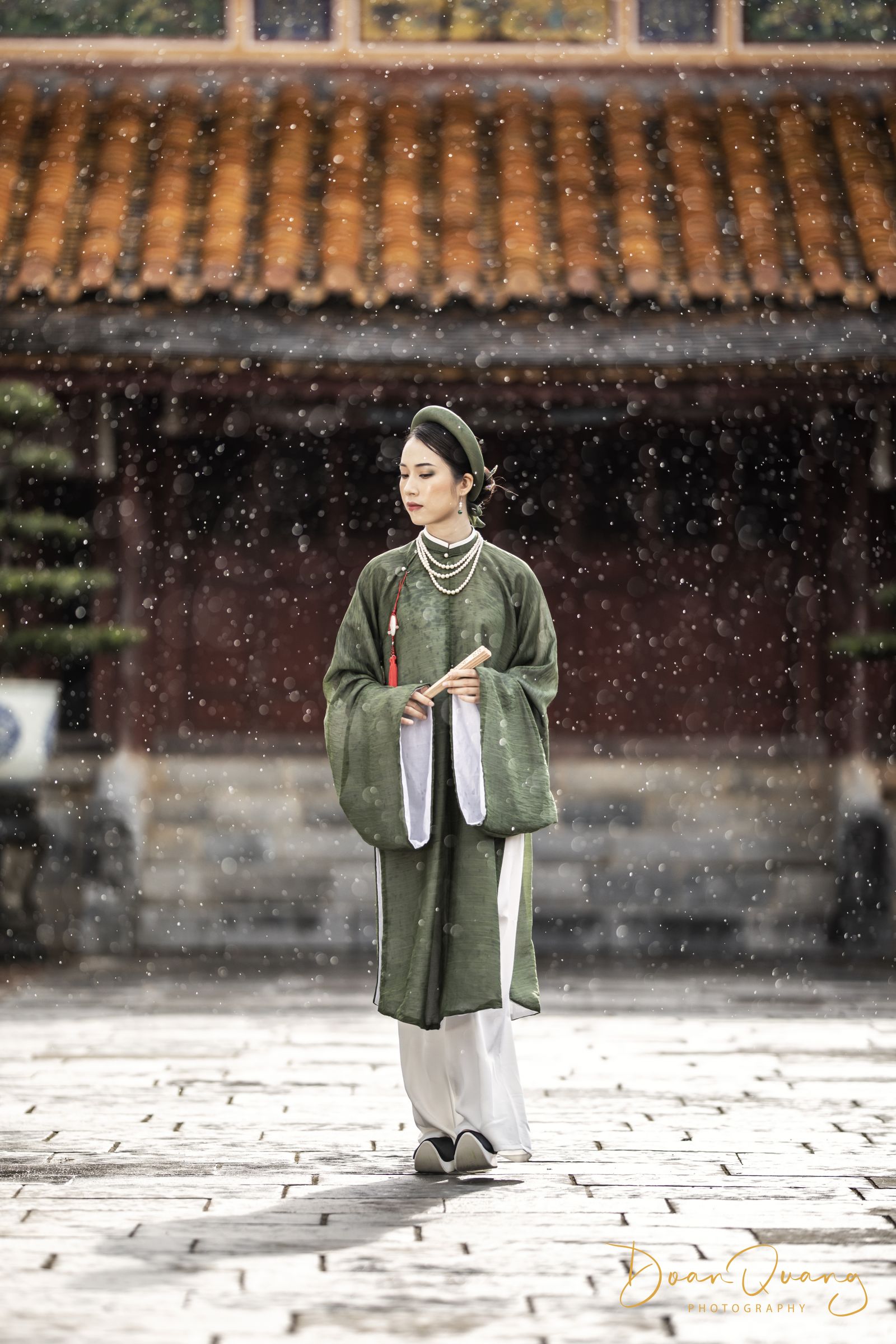 The beauty of Áo Tấc in the rain in front of the main palace at Minh Mang tomb
