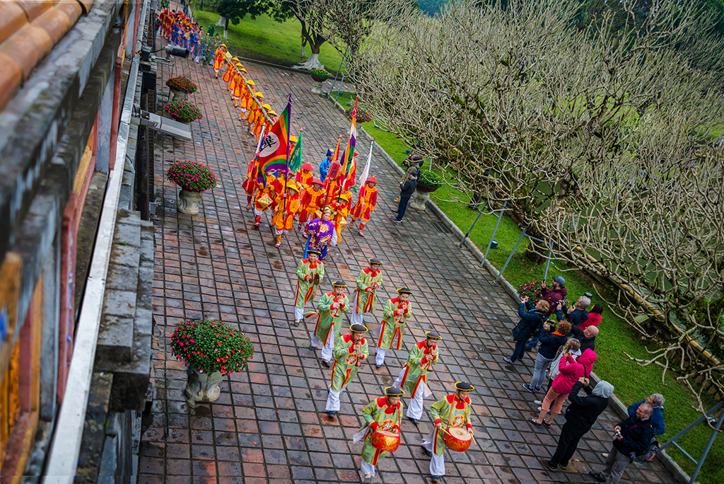 The annual ritual of Raising Neu Tree 